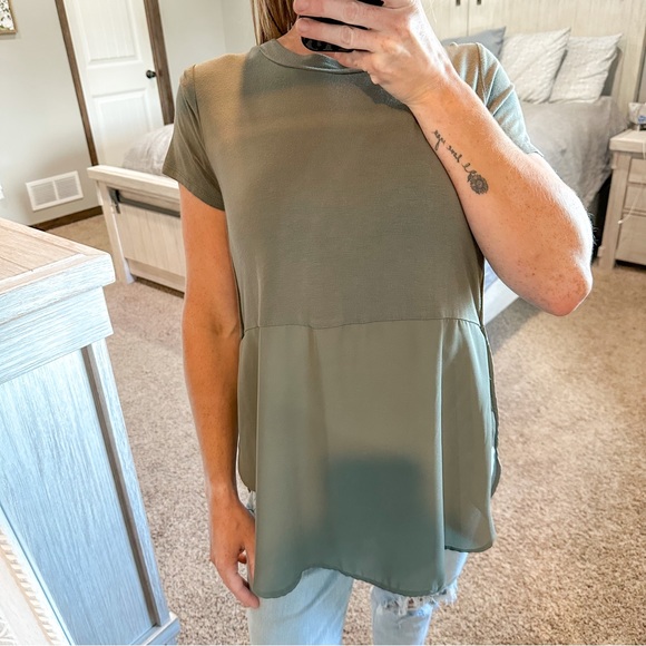 Mossimo Supply Co. Tops - Mossimo Olive Green Short Sleeve Crew Neck Flowy Top Women’s Size Small